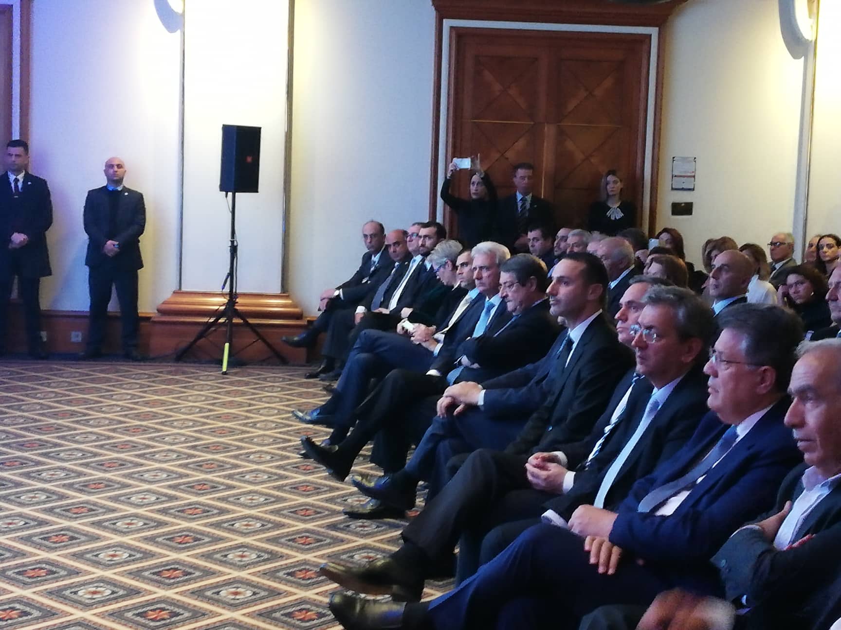 Οι επίσημοι παρευρισκόμενοι