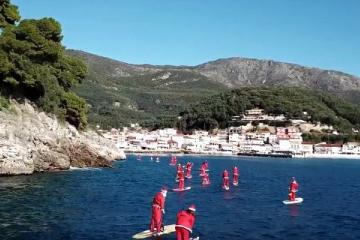 Δεκάδες Άϊ Βασίληδες στη θάλασσα