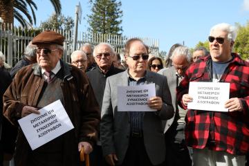 Σε εξέλιξη η διαμαρτυρία έξω απο τα κεντρικά γραφεία της Τράπεζας Κύπρου.