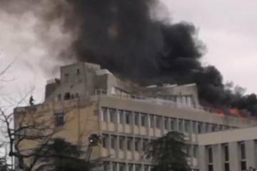 Οι Αρχές έσπευσαν στο σημείο και εκκένωσαν το Πανεπιστήμιο.