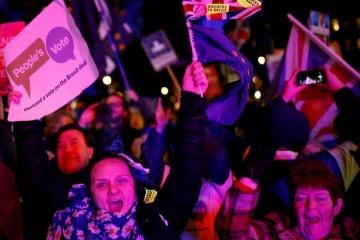 «Μπλόκο στο Brexit» και «απαιτούμε ψήφο των πολιτών» είναι κάποια από τα συνθήματα τους. 
