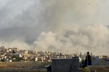 Στις ΗΠΑ, η εκπρόσωπος του Λευκού Οίκου Σάρα Σάντερς.