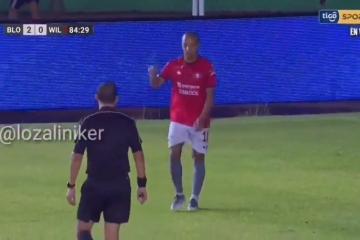 Ποδοσφαιριστής απηύδησε με τους ρατσιστές οπαδούς κι έφυγε μόνος του από το ματς!
