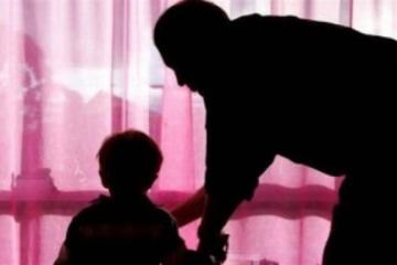 Άρπαξε το παιδί του και έφυγε
