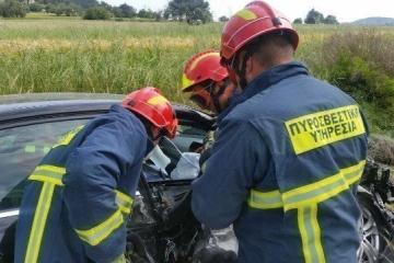 Τροχαίο με εγκλωβισμένο οδηγό στον δρόμο Μεσόγης - Τσάδας 