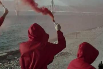 O τρίτος κύκλος του La Casa De Papel «ανεβαίνει» σήμερα και το Netflix γύρισε ένα εκπληκτικό promo στην Πάτρα.