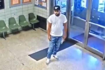 Άνδρας εισέβαλε σε αστυνομικό τμήμα της Νέας Υόρκης με… άγριες διαθέσεις.