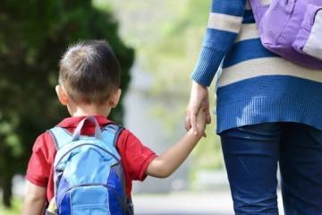 Πάει μετά το καλοκαίρι η συζήτηση για πληρωμένη γονική άδεια