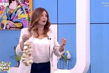 Αρτεμίου: Κράτησε σκόρδα στην πρεμιέρα της εκπομπής της για να υποδεχθεί συνεργάτη της (Βίντεο)