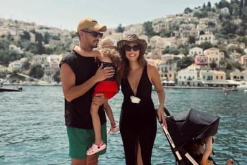 Έλενα Θεοδώρου: Το φωτογραφικό άλμπουμ από το οικογειακό ταξίδι στη Σύμη 