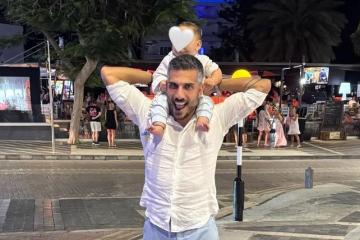 Άλκης Χρήστου: Φωτογράφισε τον γιο του αγκαλιά με τον πατέρα του - Η τρυφερή στιγμή 