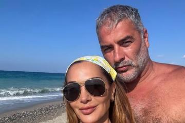 Δέσποινα Βανδή & Βασίλης Μπισμπίκης: Ερωτευμένοι στην Κρήτη -  Ανέμελοι δίπλα στο κύμα