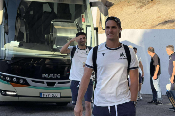 (ΦΩΤΟΣ Kerkida) H άφιξη του ΑΠΟΕΛ 