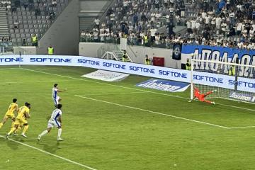 On field review, πέναλτι και... ψηλά έξω ο Βέισμπεκ