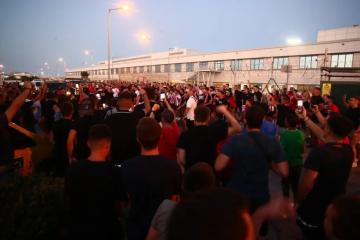 Πάνω από 2.000 στην άφιξη του Ποντένσε στο “Ελ. Βενιζέλος”