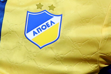 Μένει με ΠΕΝΤΕ strikers 