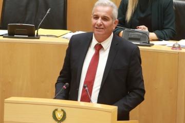 «Κεραυνοί» ΓΓ ΑΚΕΛ κατά Κυβέρνησης για οικονομία και Κυπριακό