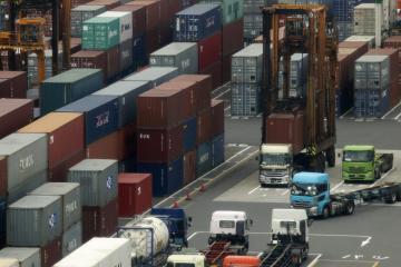 Στο μισό έπεσε το εμπορικό πλεόνασμα της ΕΕ το 2ο τρίμηνο σε σχέση με το 1ο