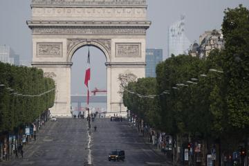 Σε συμφέροντα Κατάρ ανήκει το 20% ακινήτων Ηλυσίων Πεδίων, γράφει η Le Monde
