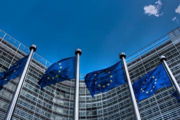 Οι Βρυξέλλες αναστέλλουν τα αντίμετρα μετά την εμπορική συμφωνία που συνήφθη με τον Τραμπ