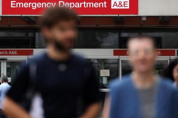 Οι ειδικευόμενοι γιατροί στο ΗΒ σε πενθήμερη απεργία με μισθολογικά αιτήματα