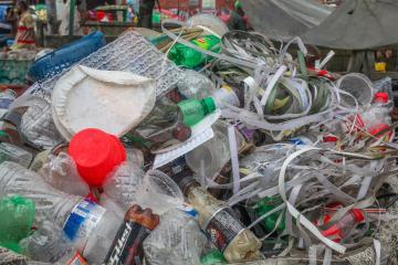 Η ΕΕ επιδιώκει φιλόδοξη παγκόσμια συμφωνία για πλαστική ρύπανση