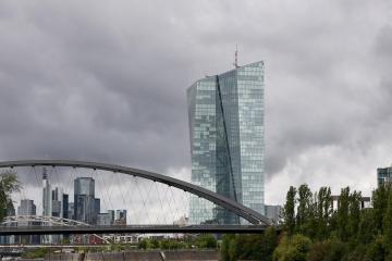 Η ΕΚΤ δεν πρέπει να βιαστεί να προσαρμόσει τα επιτόκια, είπε ο Καζάκς