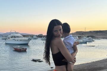 Ελένη Φουρέιρα: Οι φωτογραφίες από τις καλοκαιρινές στιγμές στη θάλασσα με τον γιο της