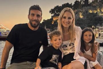 Αριστοτέλους - Εφραίμ: Τα «έσπασαν» σε γνωστό beach bar με φίλους (Φώτος)