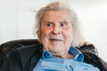 Δύσκολες ώρες για τον Μίκη Θεοδωράκη - Εσπευσμένα στο νοσοκομείο! 