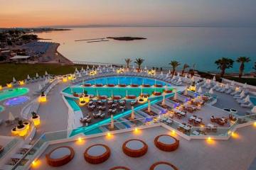 Προτιμούν τα luxury ξενοδοχεία κοντά στη θάλασσα για διακοπές οι Κύπριοι και οι ξένοι τουρίστες 
