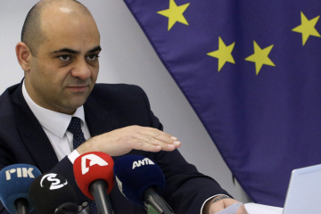 Υπουργός Εργασίας: Θέση της κυβέρνησης η ΑΤΑ να καταβάλλεται σε όλους τους εργαζόμενους