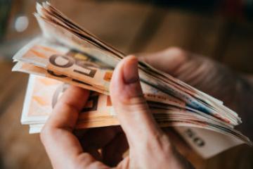 Δεκάδες εκατομμύρια ευρώ χαρίζει το κράτος σε εφάπαξ υψηλόμισθων