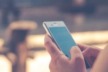 H αγορά smartphones παρουσίασε πτώση σε όλα τα τρίμηνα ενός έτους