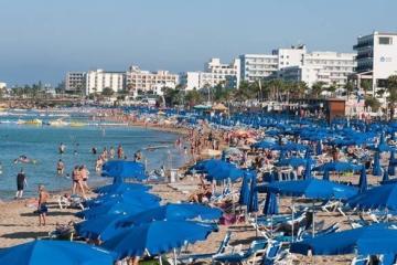 Για δεύτερο μήνα σερί μειώθηκαν οι αφίξεις τουριστών 