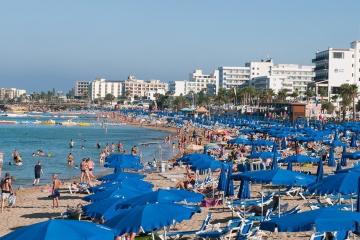 Οι 6 αγορές που συγκρατούν τις απώλειες στον τουρισμό (ΠΙΝΑΚΕΣ)