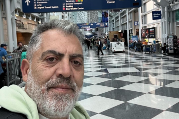 Κούλλης Νικολάου: Μας συστήνει το ένα από τα 10 αδέλφια του - Η τρυφερή αγκαλιά τους (Φωτό)