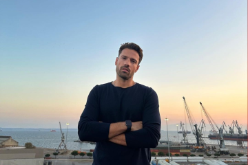 Κωνσταντίνος Αργυρός: Η σπάνια φωτογραφία από τα παδικά του χρόνια με τον πατέρα του