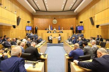 Αύξηση μισθών βουλευτών κατά €1.082 τον μήνα σε 5 χρόνια, αλλά φωνάζουν για τους Δημόσιους