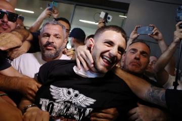 (ΒΙΝΤΕΟ) Τρέλα για Ζαφείρη: Απίστευτη υποδοχή από τους ΠΑΟΚτζήδες!