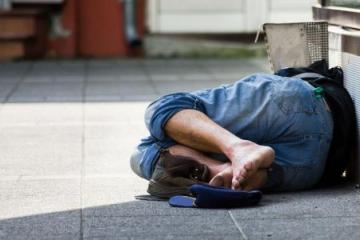 Ο άστεγος που πλούτισε και προσλαμβάνει μόνο άστεγους (Bίντεο)