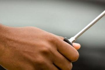 Λευκωσία: Θόλωσε επειδή χώρισαν: Την χτύπησε με κατσαβίδι και την έσυρε στο δρόμο με το αυτοκίνητο