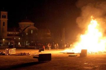 Νεαροί έριχναν πέτρες σε περιπολικά έξω από εκκλησία στη Λεμεσό - Άναβαν φωτιές και έριχναν κροτίδες