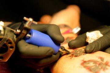 Μοντέλο «κτύπησε» αυτό το ασυνάρτητο tattoo - Μαντεύετε τι θέλει να πει; (Φωτογραφίες)