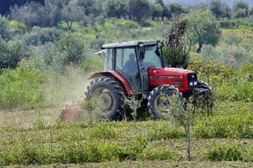  Τρακτέρ ανατράπηκε και καταπλάκωσε τον οδηγό