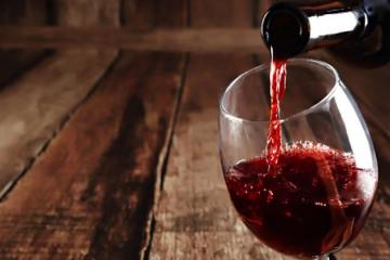 Ένοχοι επειδή πωλούσαν Holy Wine για...κουμανταρία