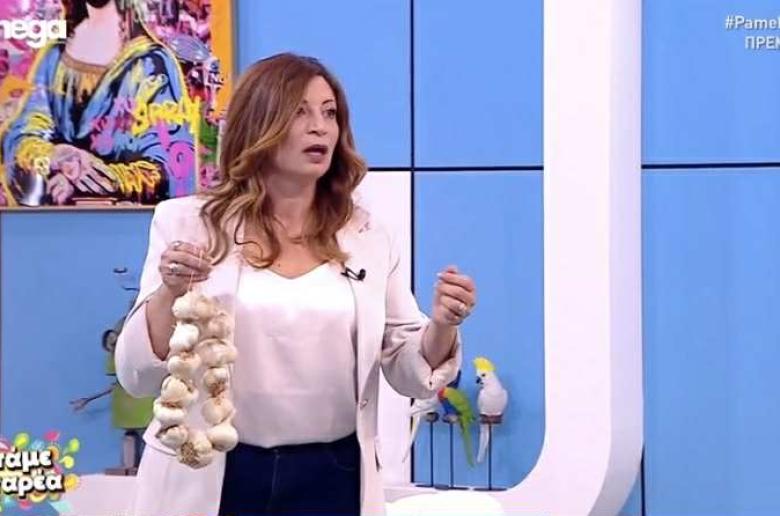 Αρτεμίου: Κράτησε σκόρδα στην πρεμιέρα της εκπομπής της για να υποδεχθεί συνεργάτη της (Βίντεο)