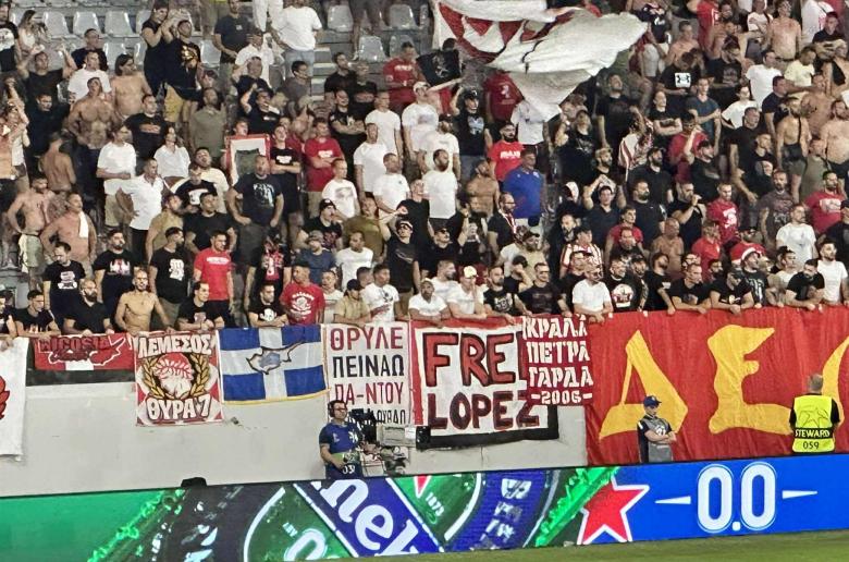 Πανό του Ολυμπιακού στην κερκίδα του Ερυθρού Αστέρα