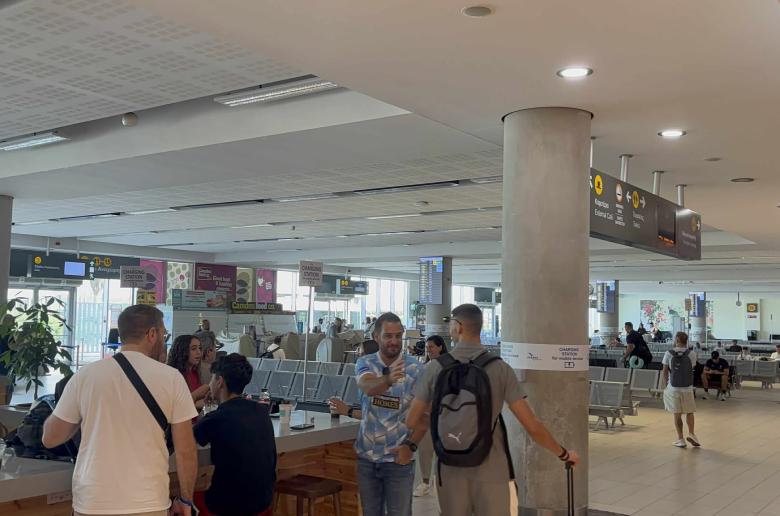 (ΒΙΝΤΕΟ Kerkida) "Πάφος ΟΛΕ-ΟΛΕ" στα μεγάφωνα του αεροδρομίου!