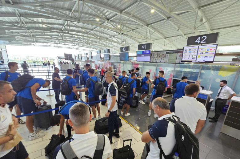 Άφιξη αποστολής στο αεροδρόμιο (ΒΙΝΤΕΟ Kerkida/φώτος)